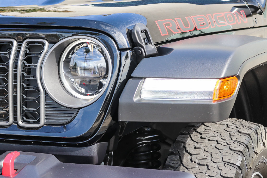 Used 2025 Jeep Wrangler Unlimited Rubicon AWD/4WD image 4