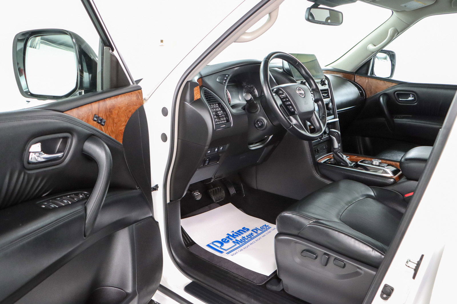 Used 2024 Nissan Armada SL w/ Captain's Chairs Package image 3