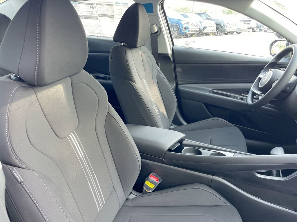 Used 2025 Hyundai Elantra Blue image 49