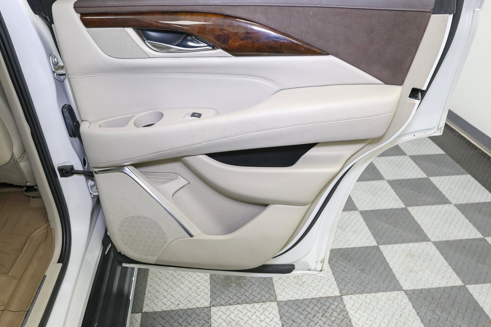 Used 2017 Cadillac Escalade Luxury image 29