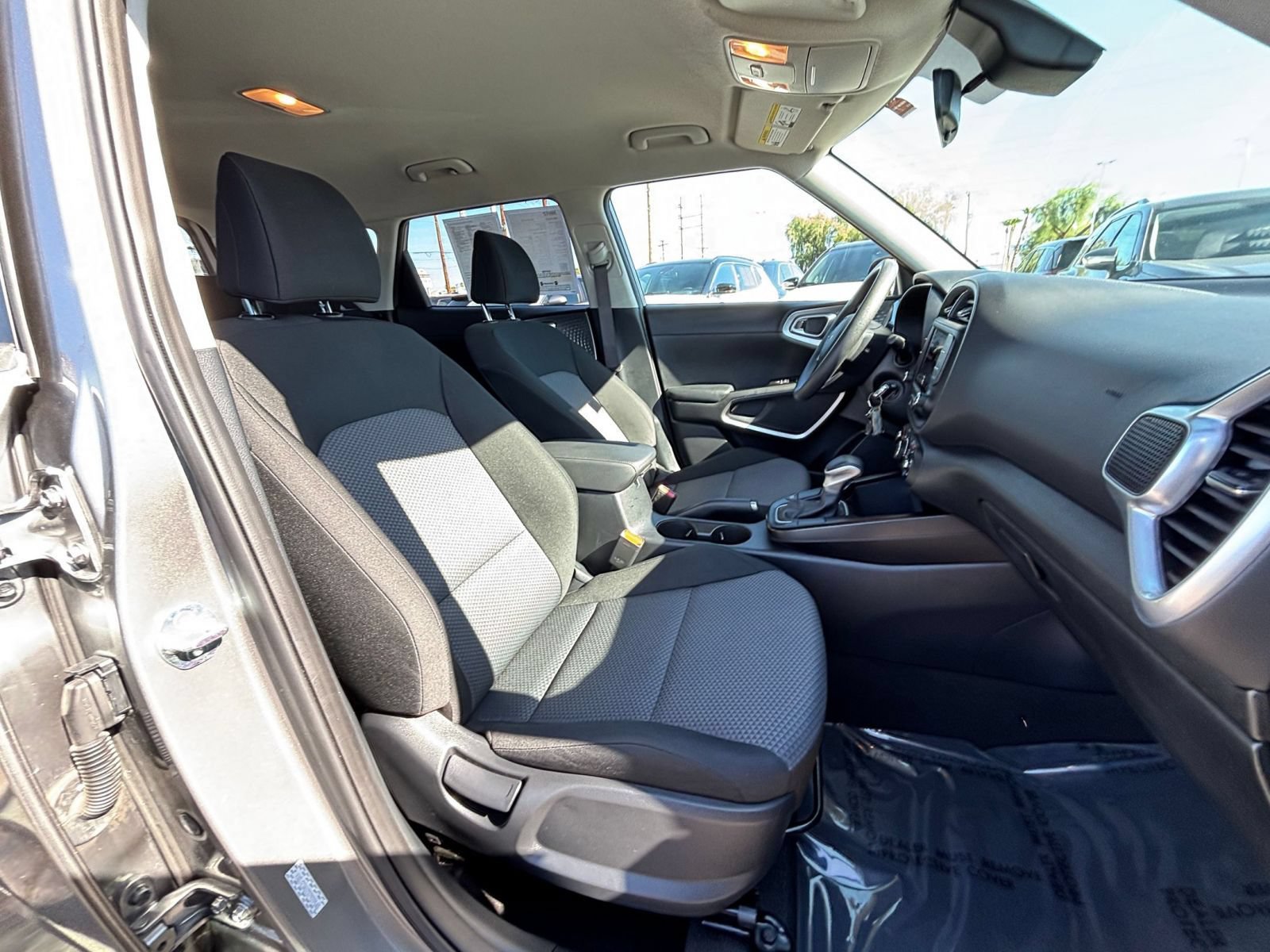 Used 2025 Kia Soul LX w/ LX Technology Package FWD image 35