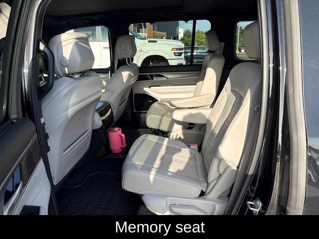 Certified 2025 Jeep Wagoneer Series III w/ Premium Group I AWD/4WD image 8