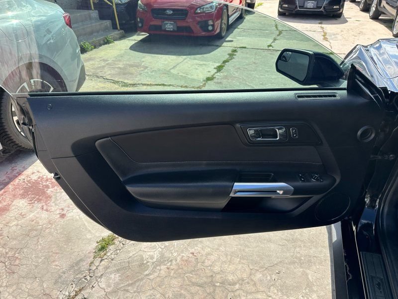 Used 2017 Ford Mustang Coupe RWD image 10
