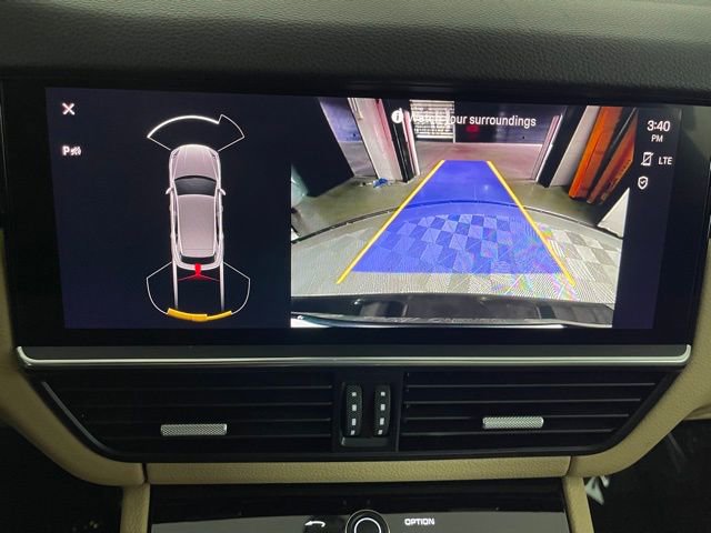 Used 2023 Porsche Cayenne w/ Premium Package image 41