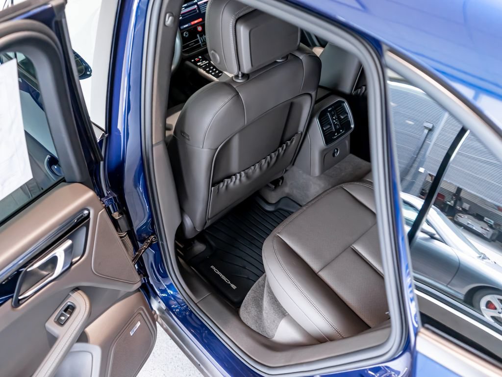 Certified 2025 Porsche Macan AWD/4WD image 23