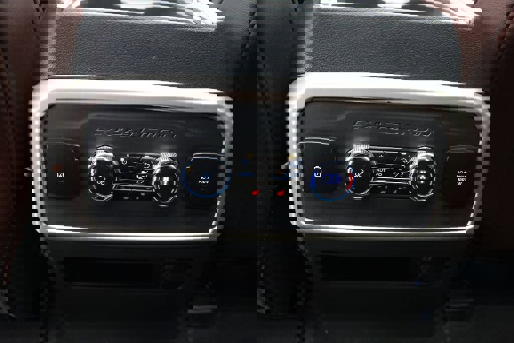 Used 2024 Ford Expedition Limited image 13