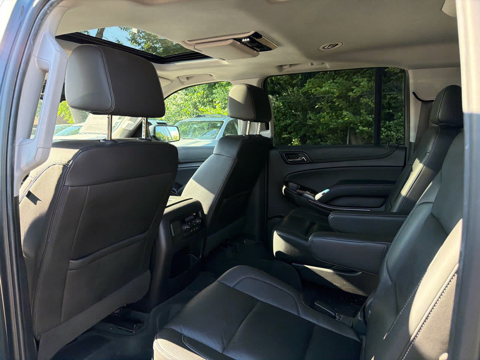 Used 2019 Chevrolet Suburban LT w/ LT Signature Package AWD/4WD image 6