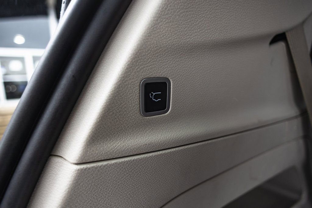 Used 2024 Chrysler Pacifica Touring-L image 42