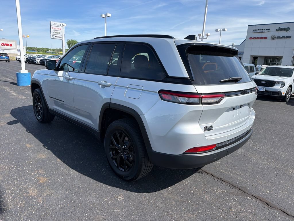 Used 2025 Jeep Grand Cherokee Altitude AWD/4WD image 3