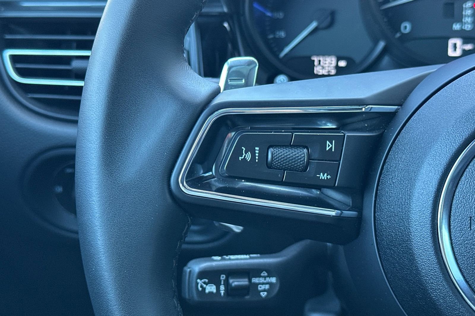 Used 2025 Porsche Macan image 30