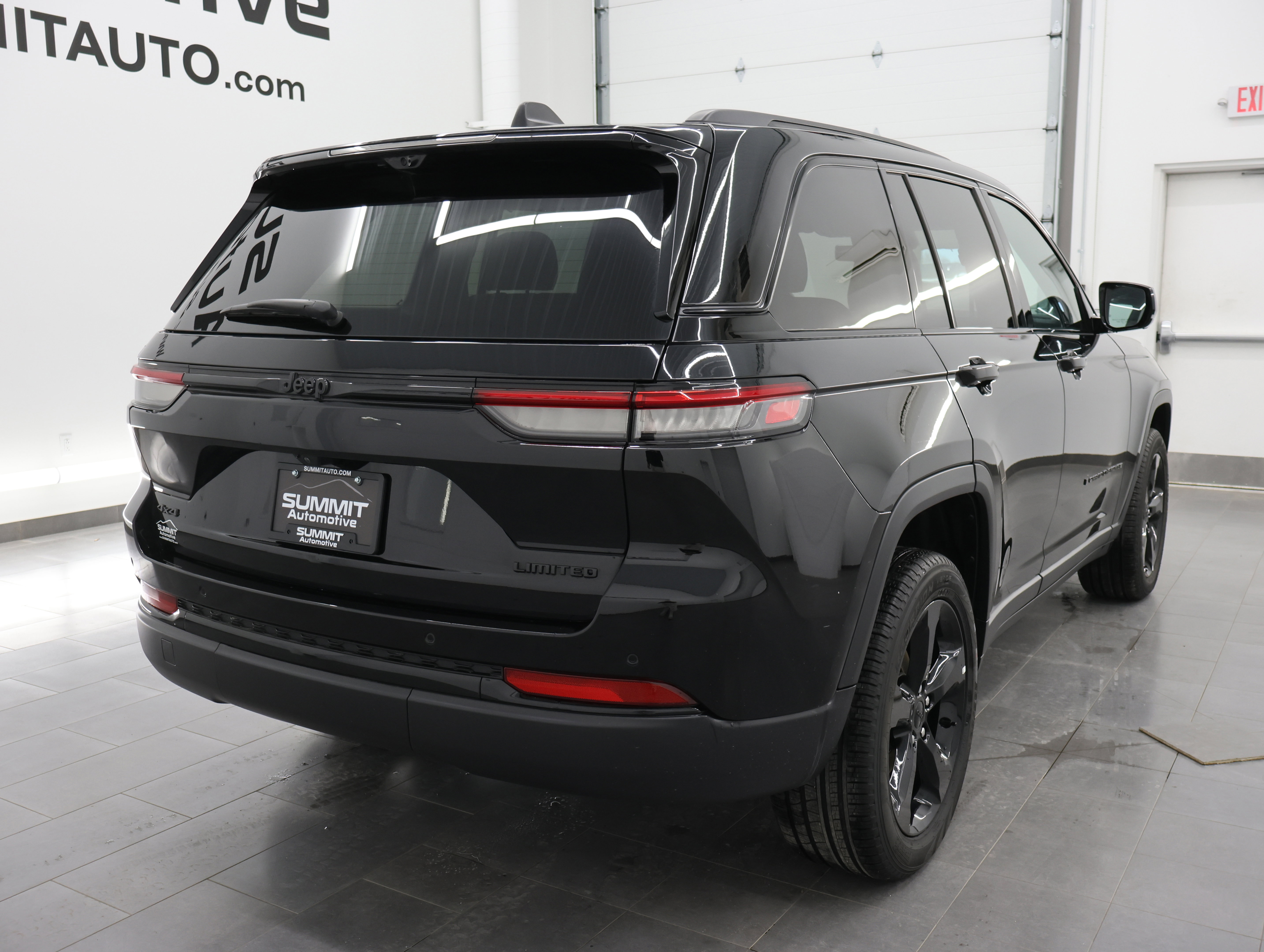 Used 2025 Jeep Grand Cherokee Limited w/ Luxury Tech Group II image 5