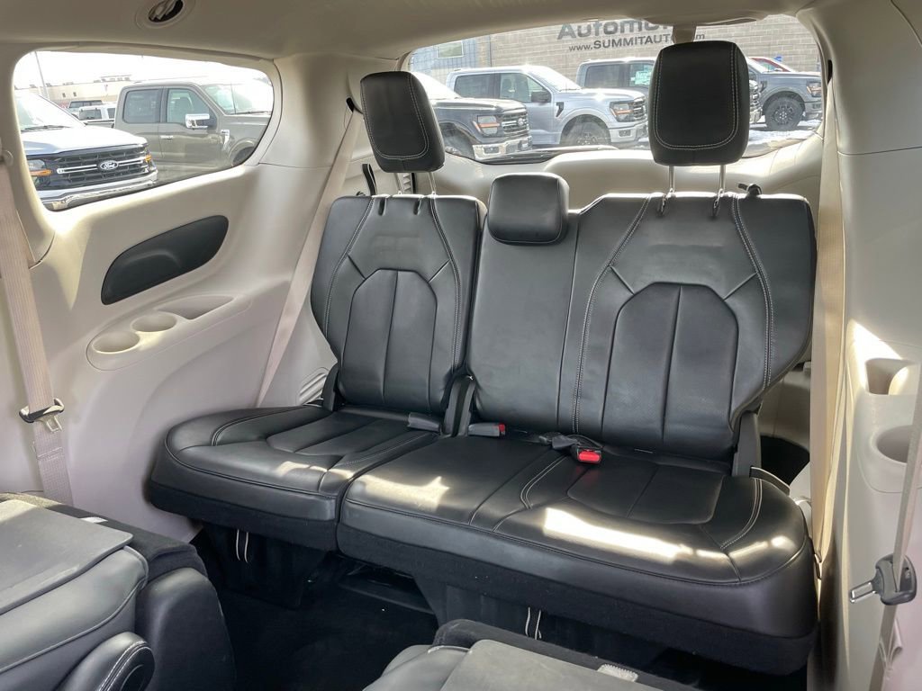 Used 2024 Chrysler Pacifica Select image 9
