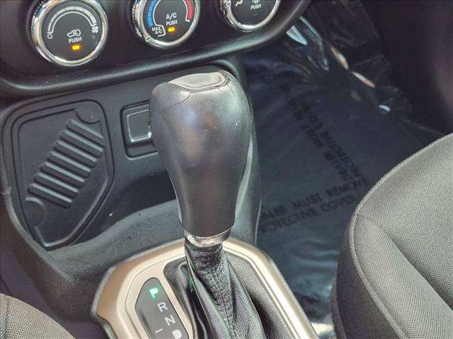 Used 2016 Jeep Renegade Latitude FWD image 12