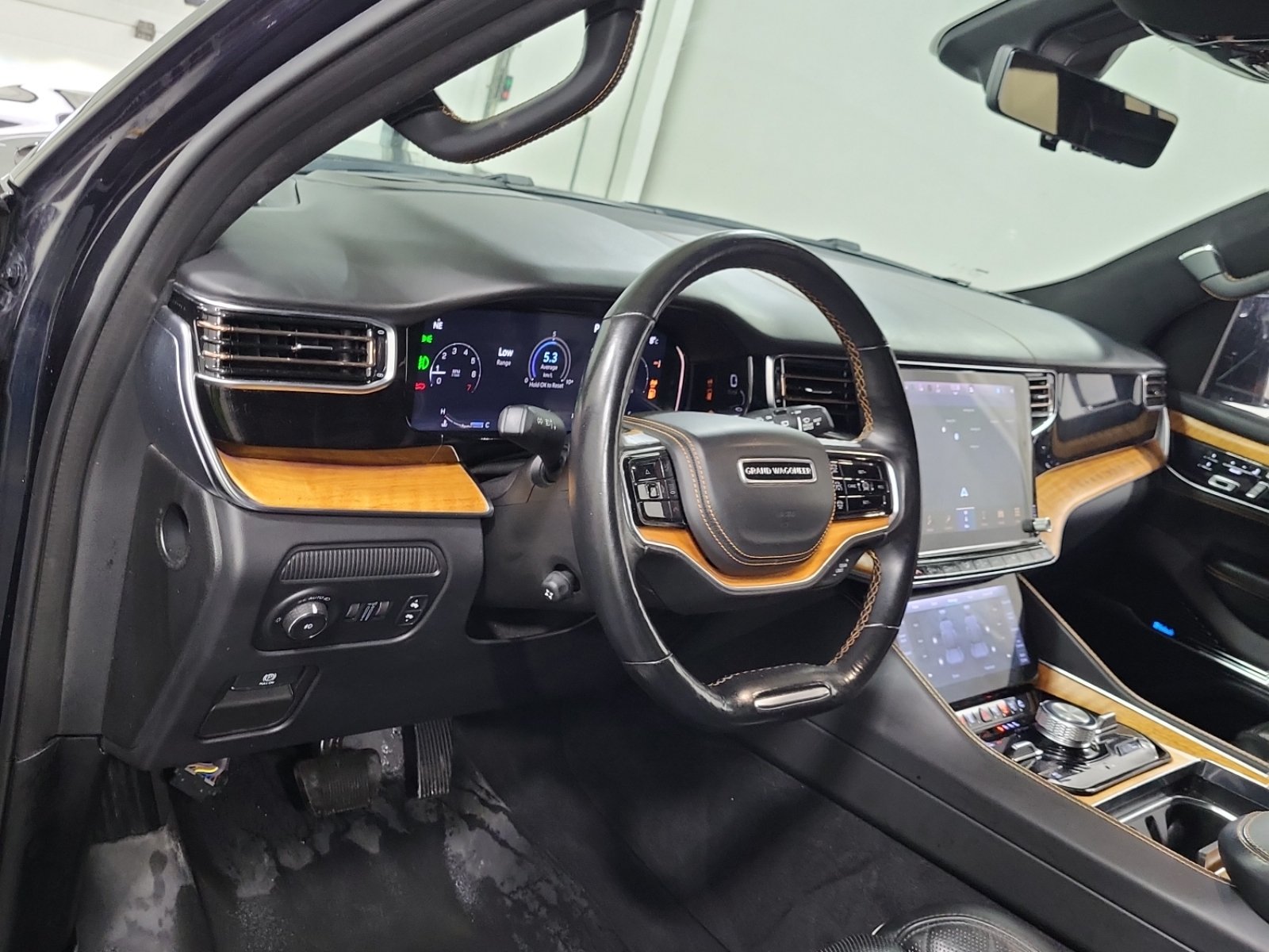 Used 2022 Jeep Grand Wagoneer Series III w/ Rear-Seat Entertainment Group AWD/4WD image 9