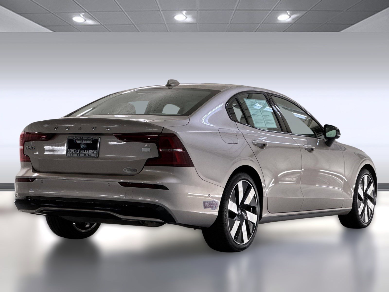 Used 2024 Volvo S60 T8 Ultimate w/ Climate Package image 8