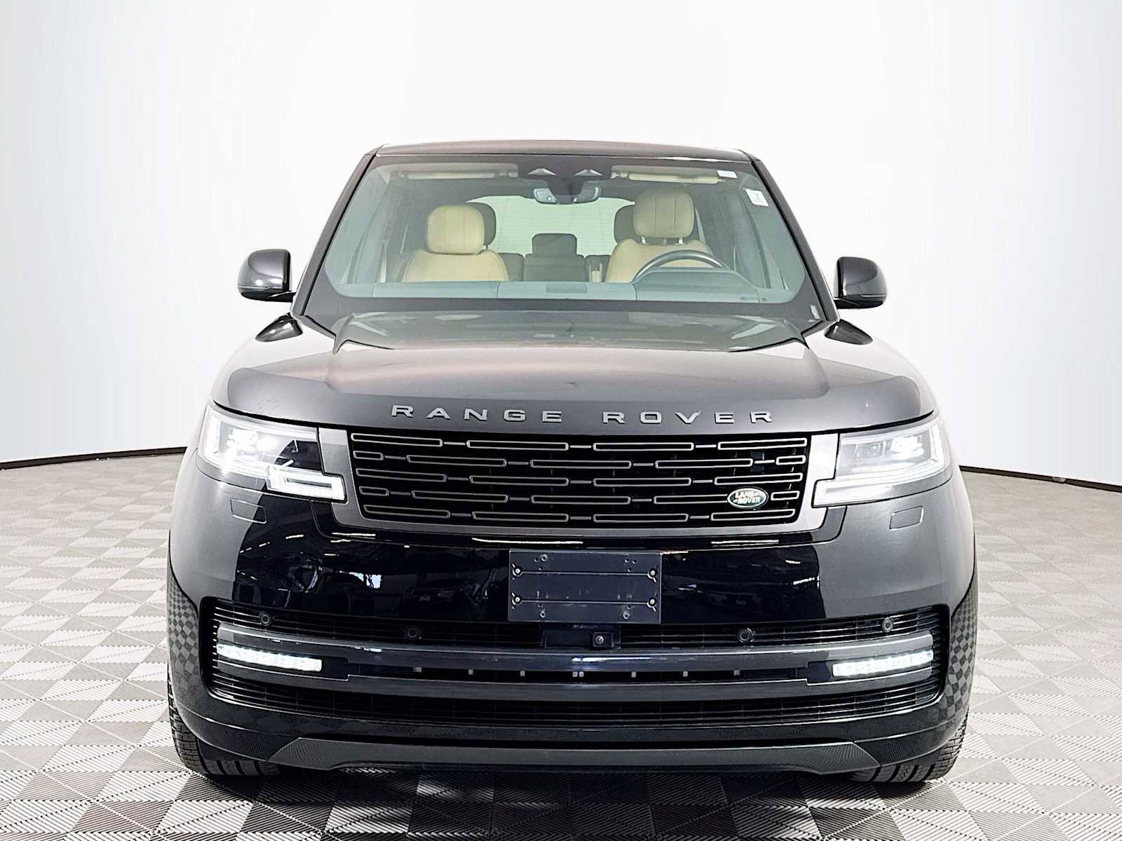 Used 2024 Land Rover Range Rover Long Wheelbase SE image 2