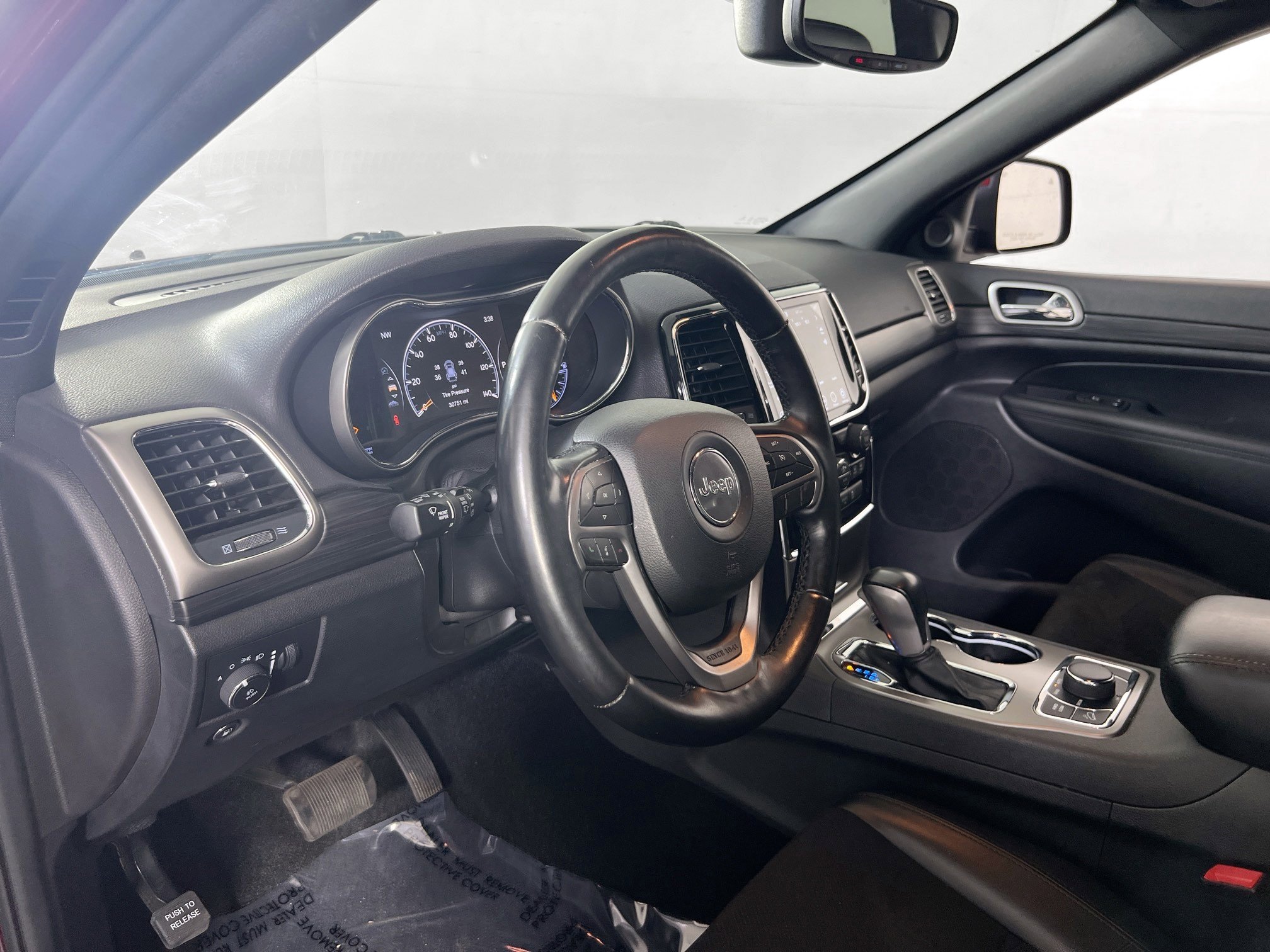 Used 2022 Jeep Grand Cherokee Laredo X image 9