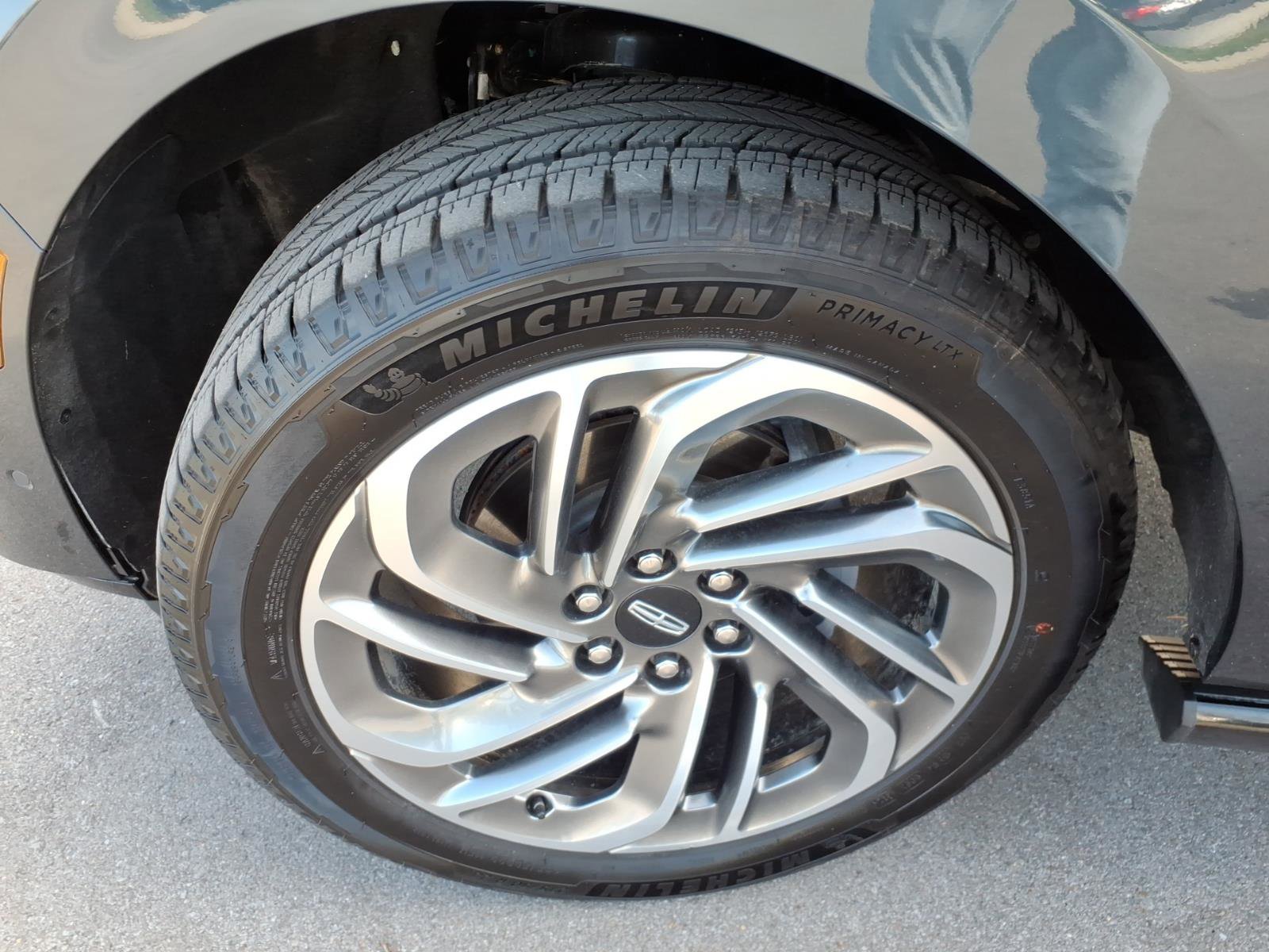 Used 2025 Lincoln Navigator Reserve image 9