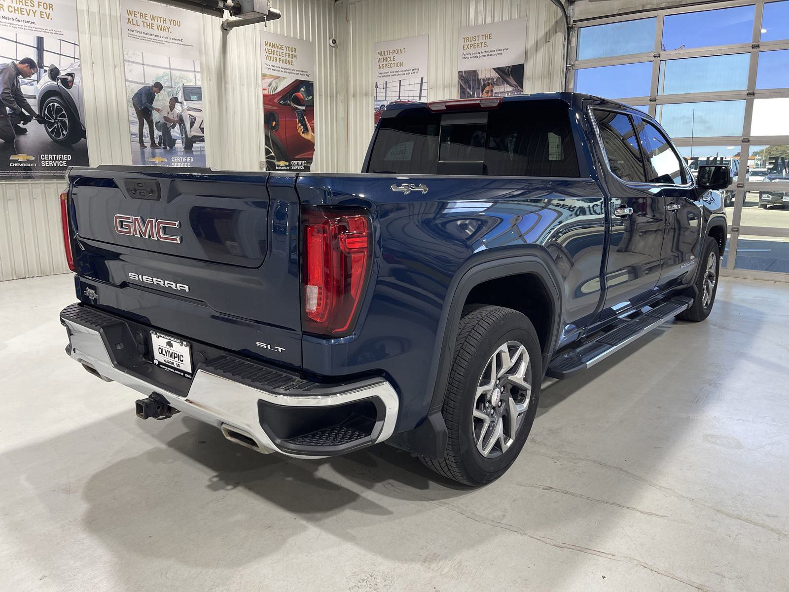 Used 2023 GMC Sierra 1500 SLT w/ SLT Premium Package AWD/4WD image 8