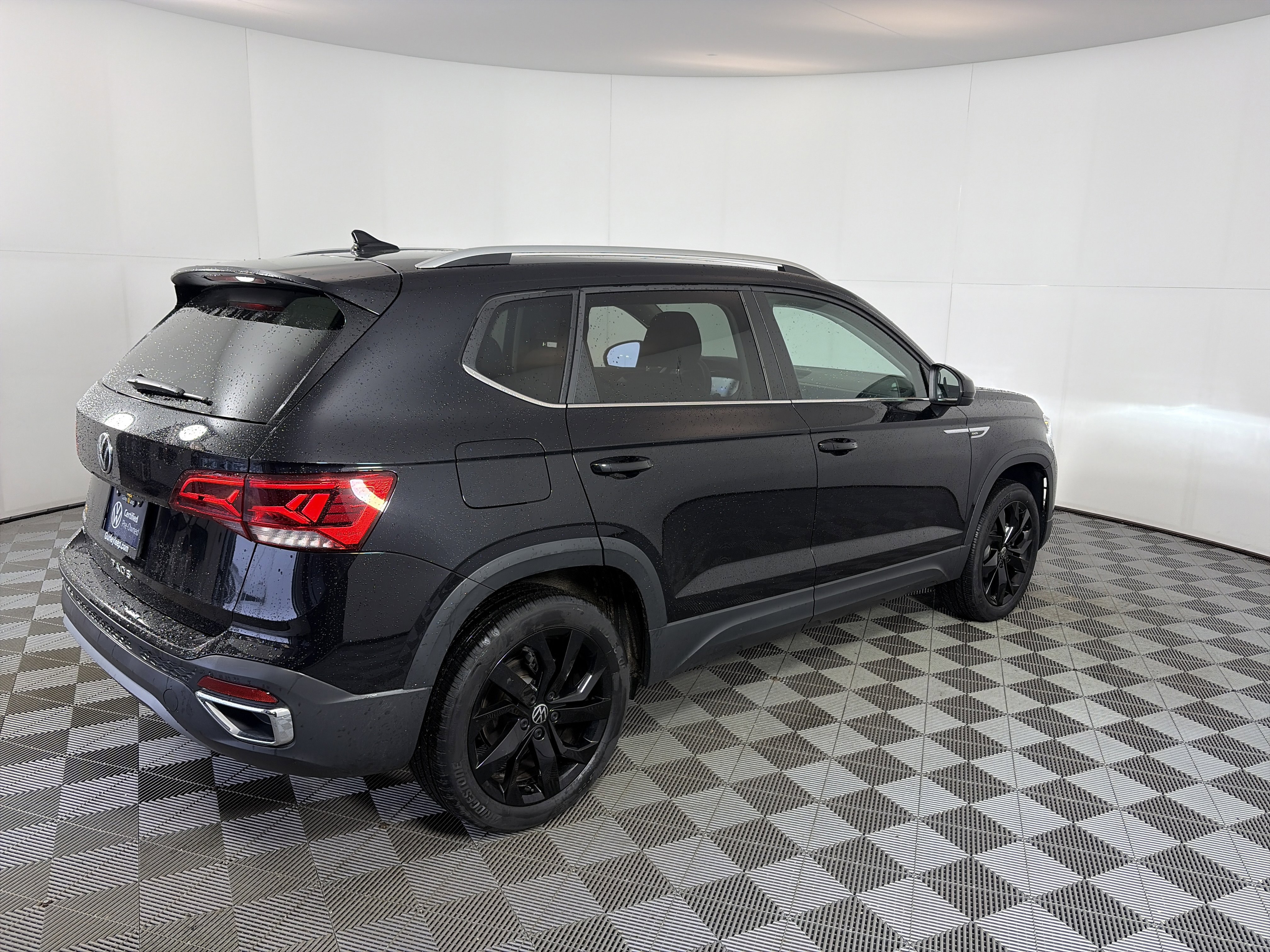 Used 2024 Volkswagen Taos SE w/ Panoramic Sunroof Package image 10