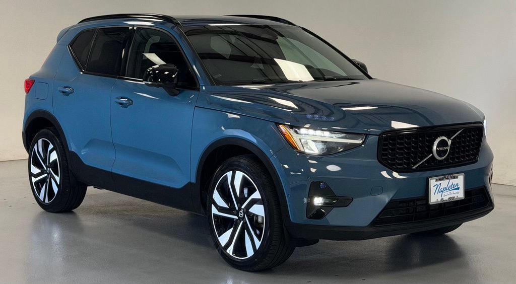 Used 2023 Volvo XC40 B5 Plus w/ Driver Assist Package AWD/4WD image 6
