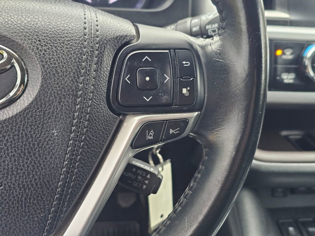 Used 2017 Toyota Highlander Plus AWD/4WD image 27
