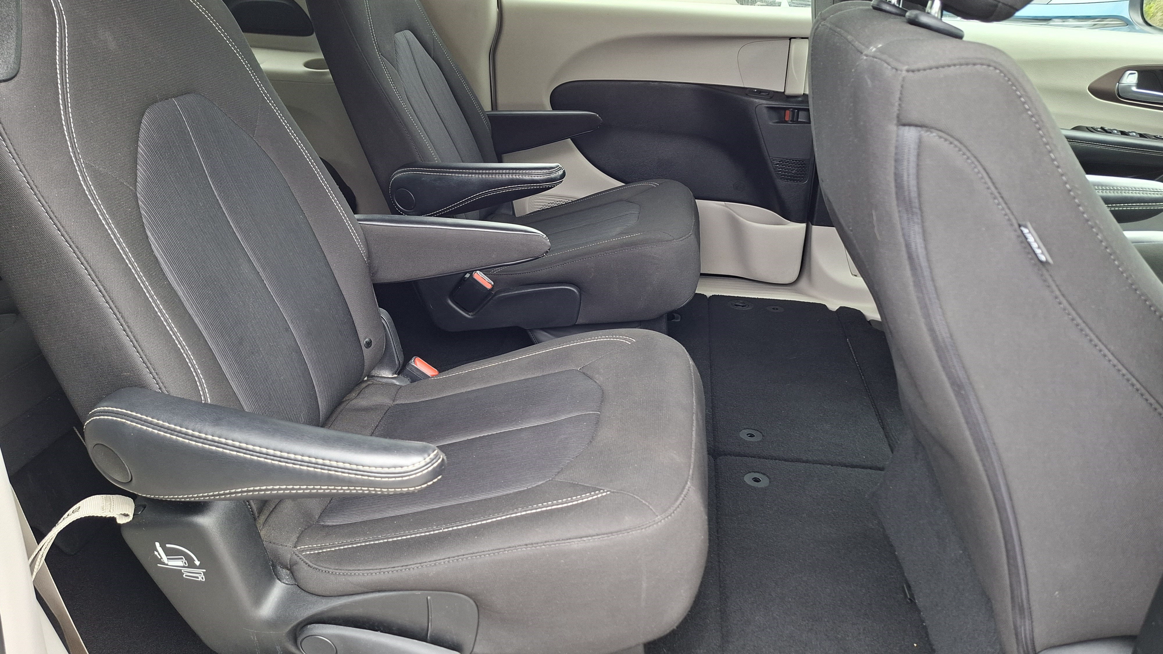 Used 2023 Chrysler Voyager LX FWD image 23