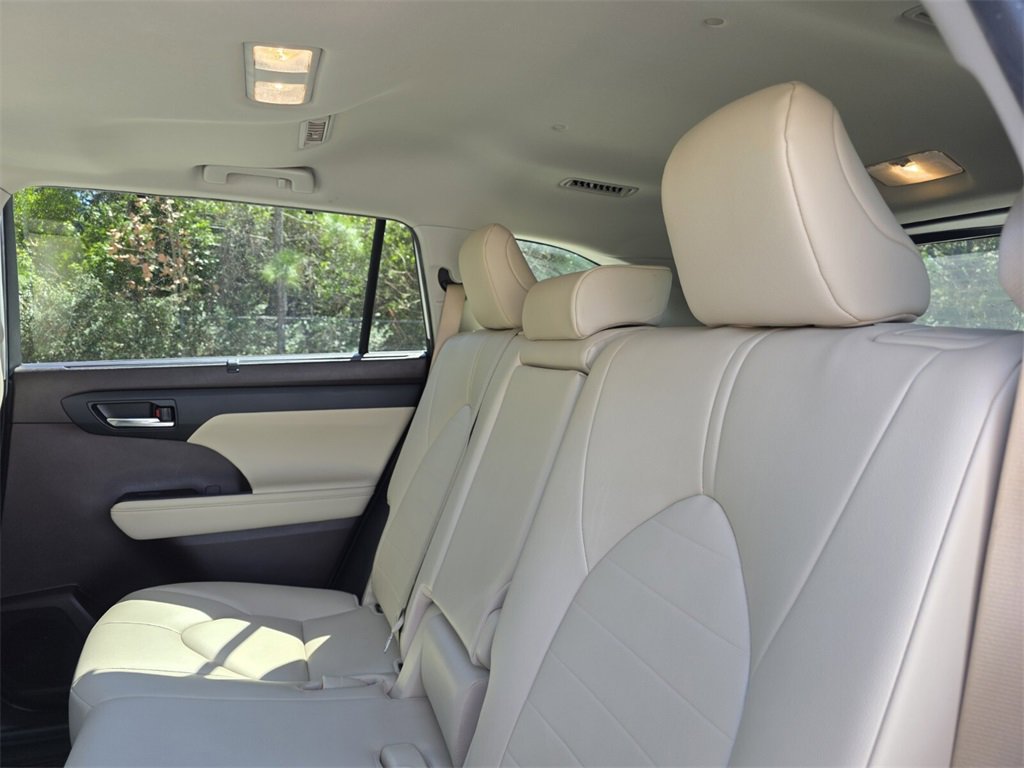 Certified 2022 Toyota Highlander XLE image 23