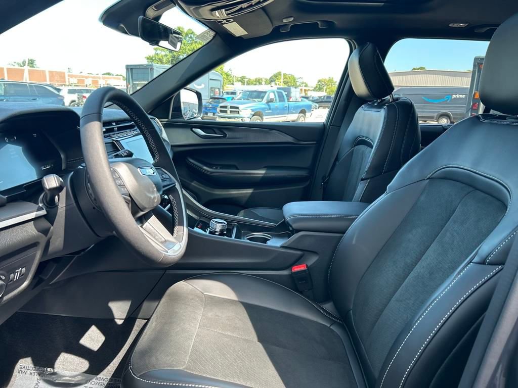 New 2025 Jeep Grand Cherokee Altitude image 20