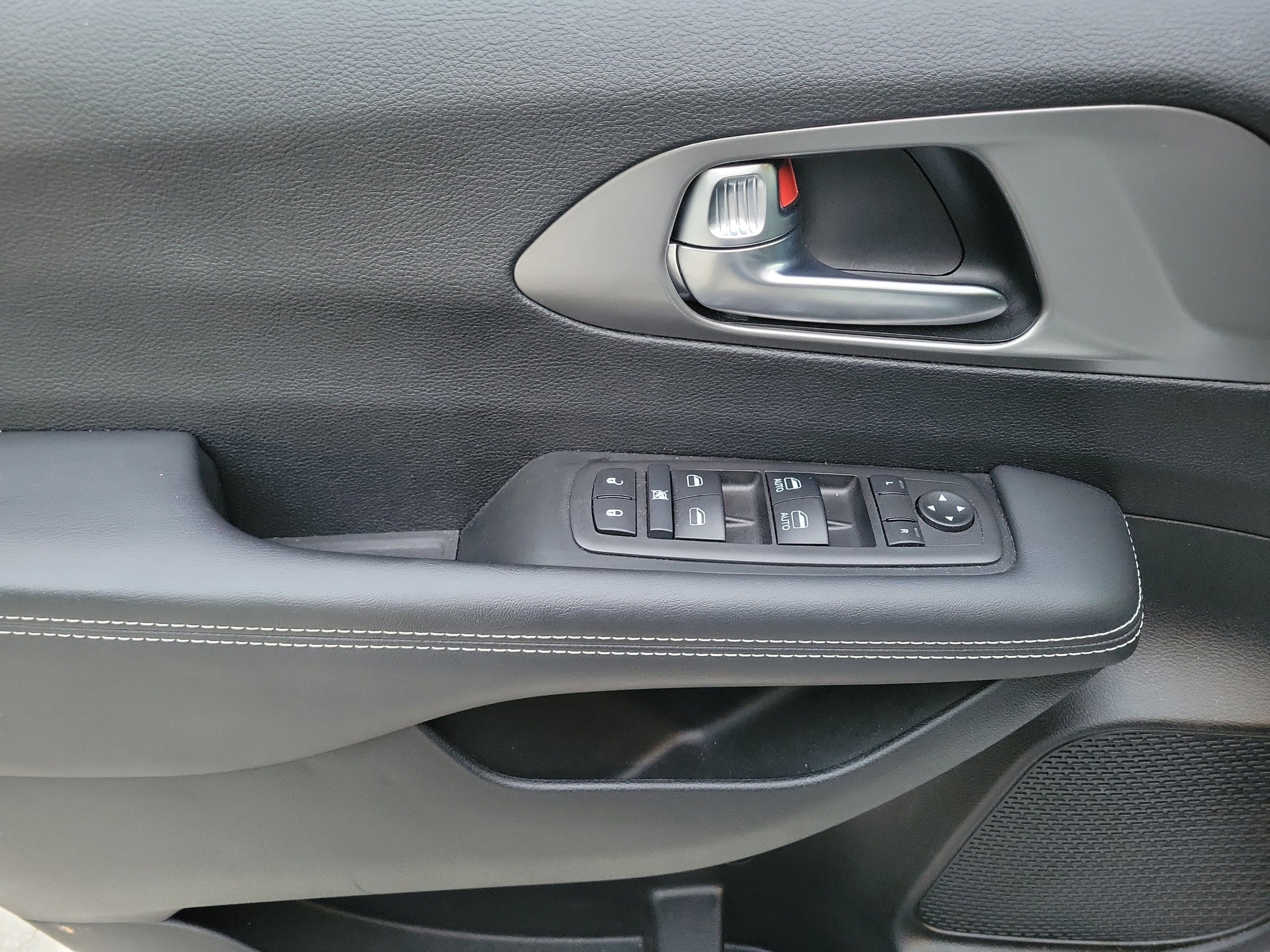 Used 2025 Chrysler Voyager LX FWD image 12