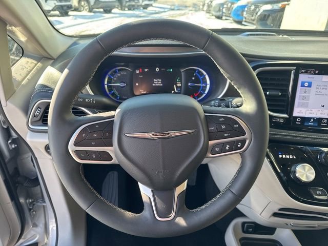 Used 2024 Chrysler Pacifica Select image 12