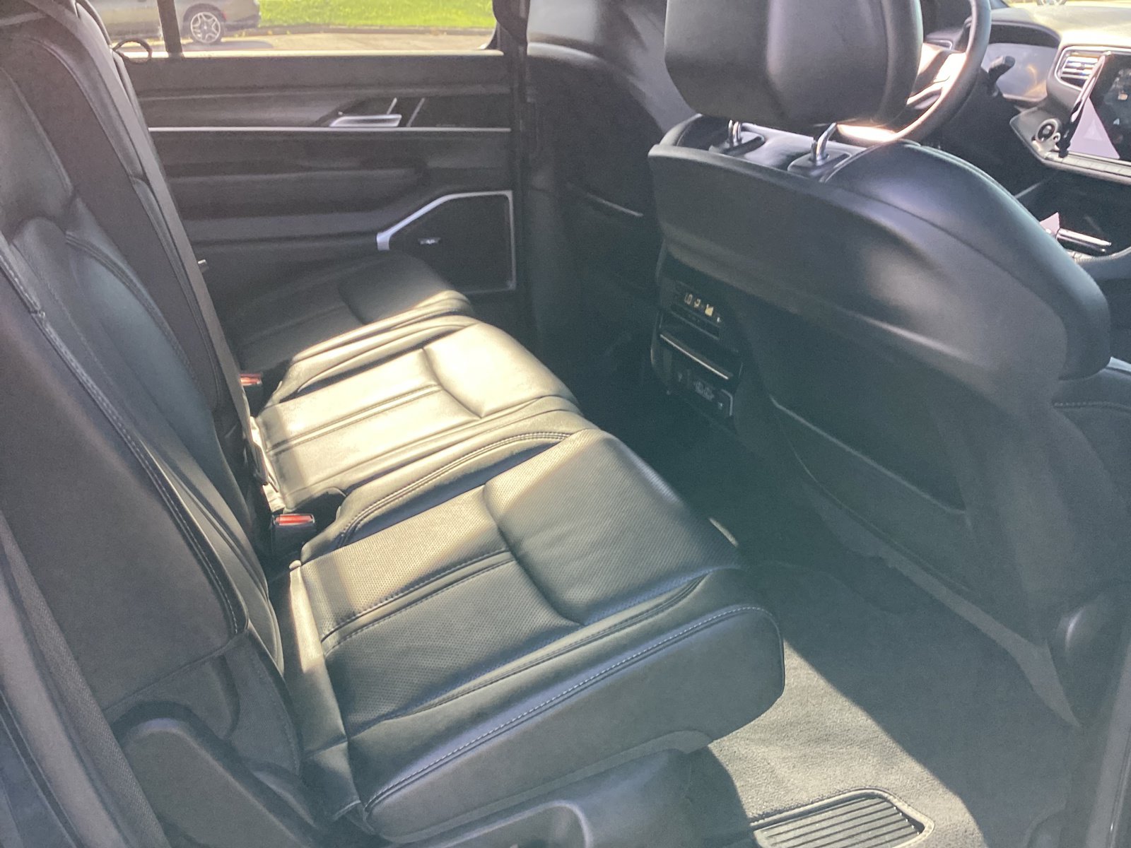 Used 2024 Jeep Wagoneer L Series II w/ Flexible Seating Group AWD/4WD image 18