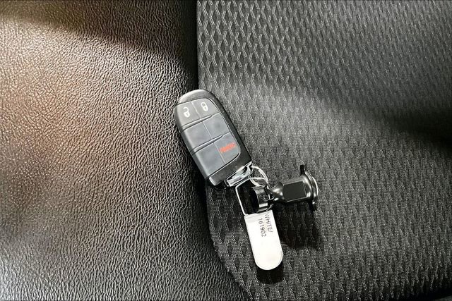 Used 2024 Jeep Compass Latitude image 32