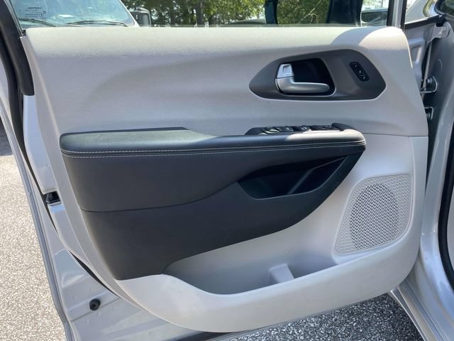 Used 2024 Chrysler Pacifica Touring-L FWD image 16