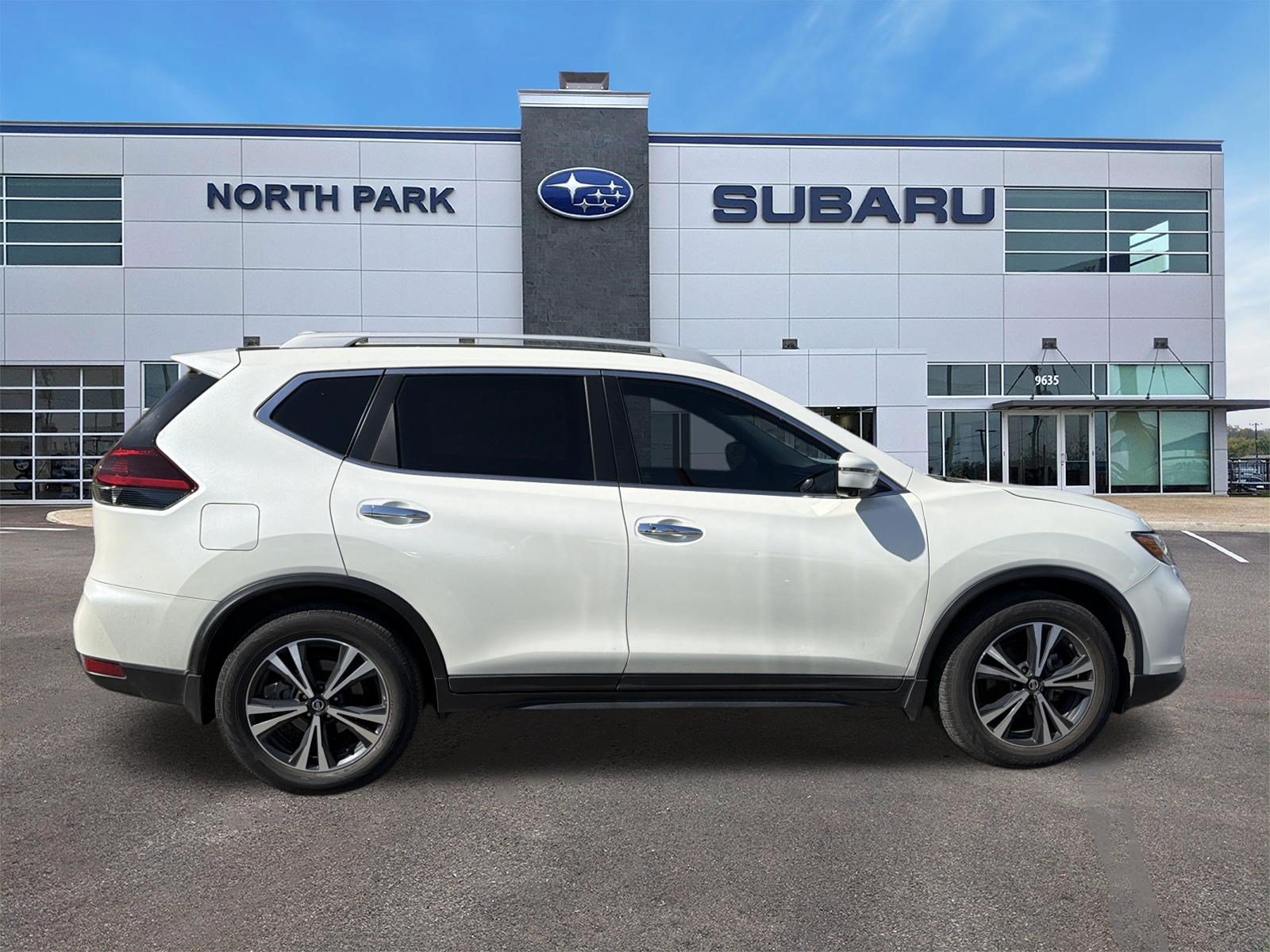 Used 2020 Nissan Rogue SV w/ Premium Package FWD image 2