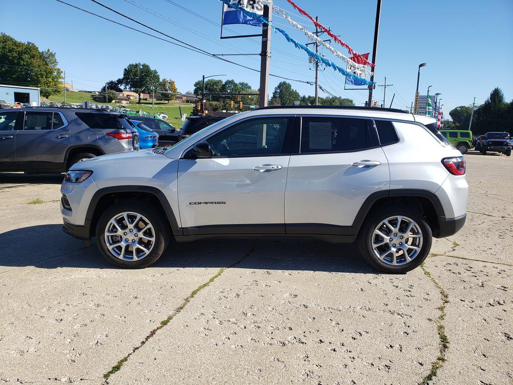 Used 2024 Jeep Compass Latitude AWD/4WD image 7