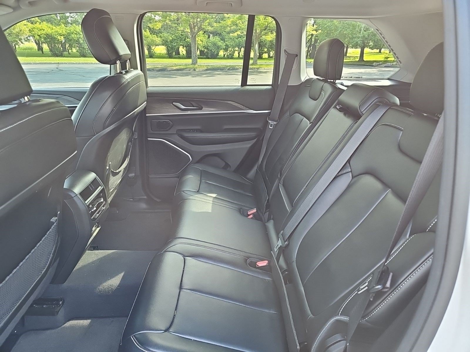 Used 2023 Jeep Grand Cherokee Limited w/ Black Appearance Package AWD/4WD image 18