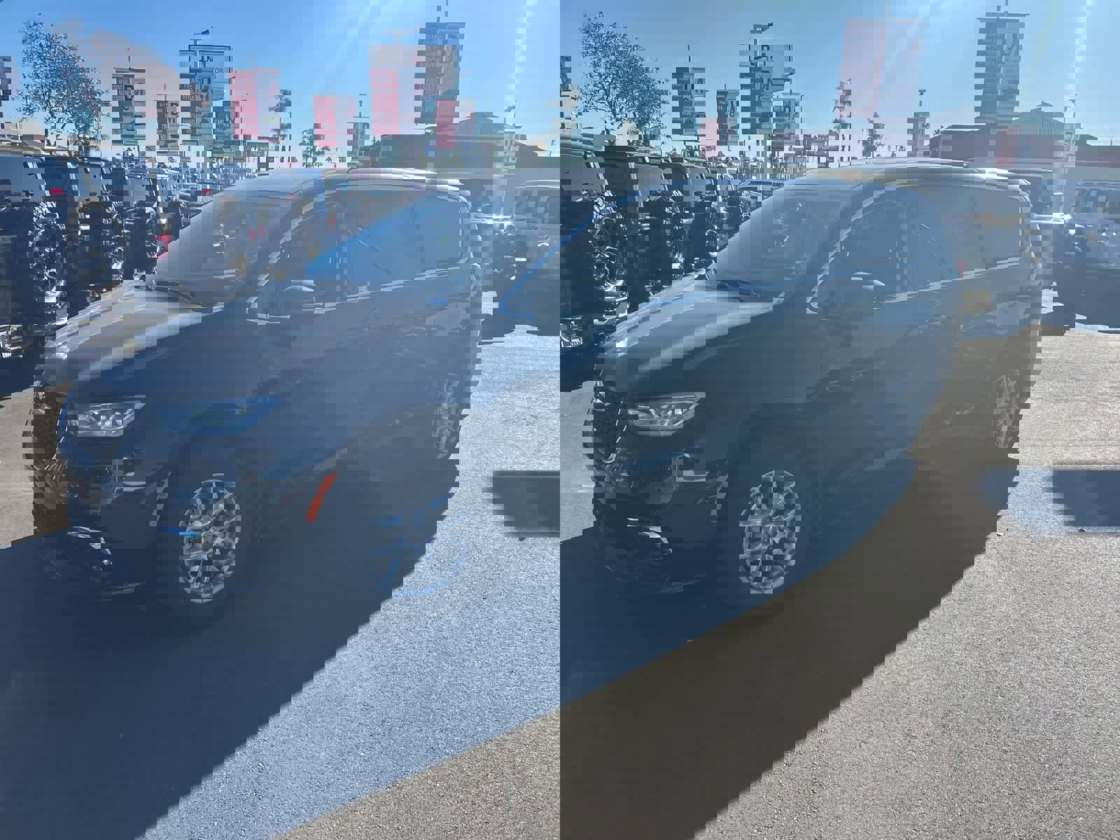 Used 2024 Chrysler Pacifica Touring-L image 2