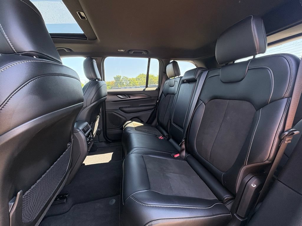 Used 2025 Jeep Grand Cherokee Altitude AWD/4WD image 25