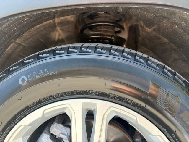 Used 2024 GMC Terrain SLE w/ Driver Convenience Package FWD image 12