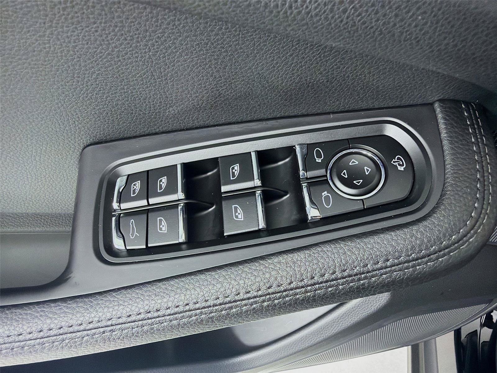 Certified 2023 Porsche Macan AWD/4WD image 8
