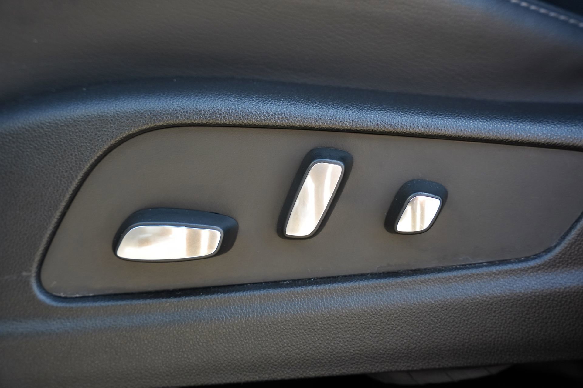 Certified 2025 Cadillac XT6 Premium Luxury image 16