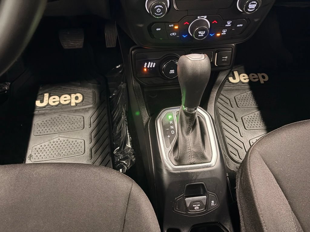 Used 2018 Jeep Renegade Latitude AWD/4WD image 11