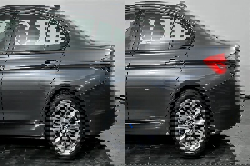 Used 2018 BMW 320i xDrive Sedan image 7