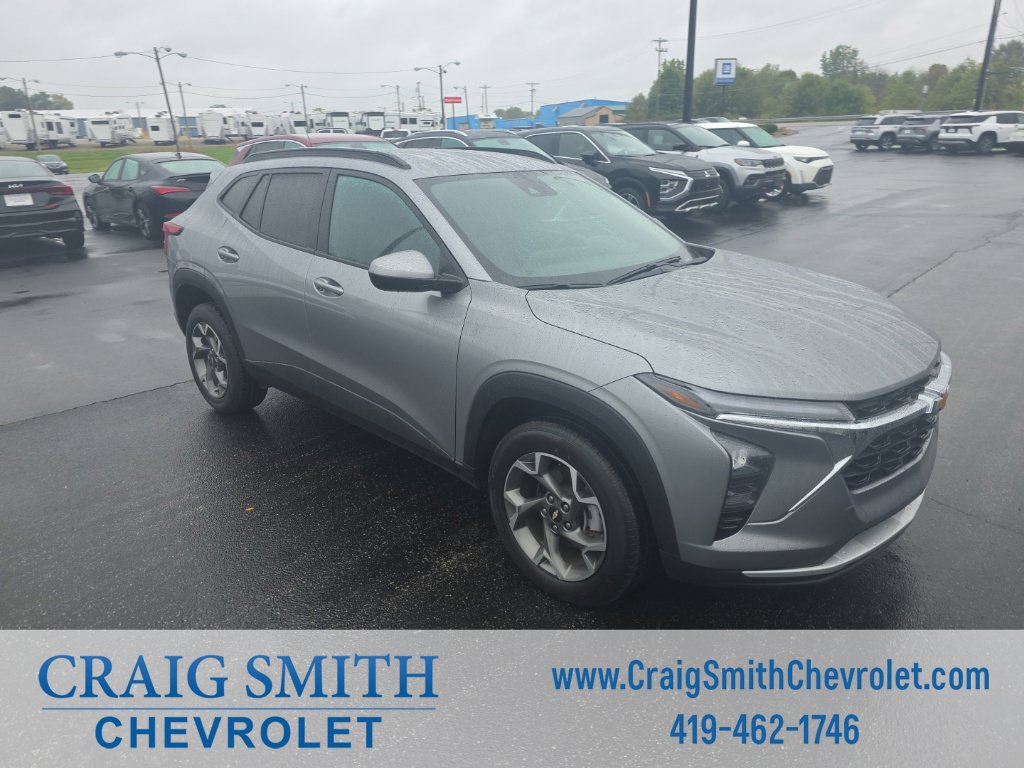 Used 2025 Chevrolet Trax LT FWD image 8