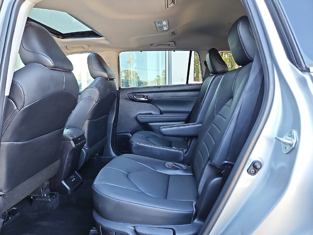 Certified 2021 Toyota Highlander XLE AWD/4WD image 12