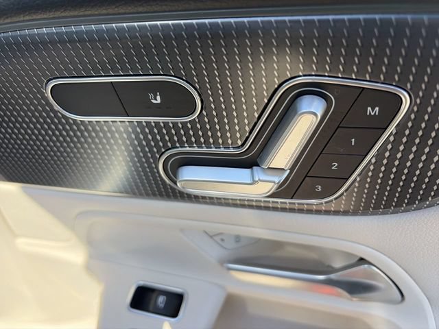 Used 2021 Mercedes-Benz GLB 250 4MATIC w/ Premium Package image 12