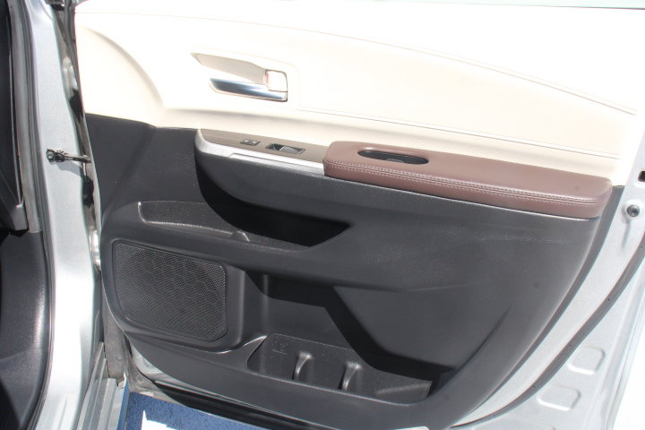 Certified 2024 Toyota Sienna Platinum FWD image 19