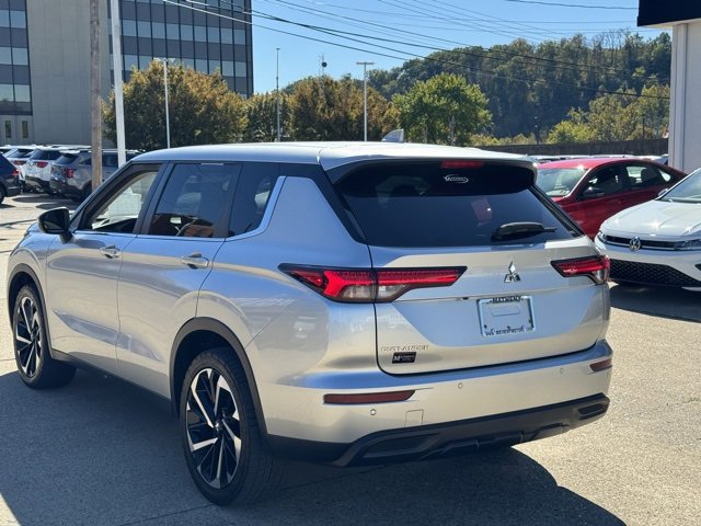 Used 2022 Mitsubishi Outlander ES image 3