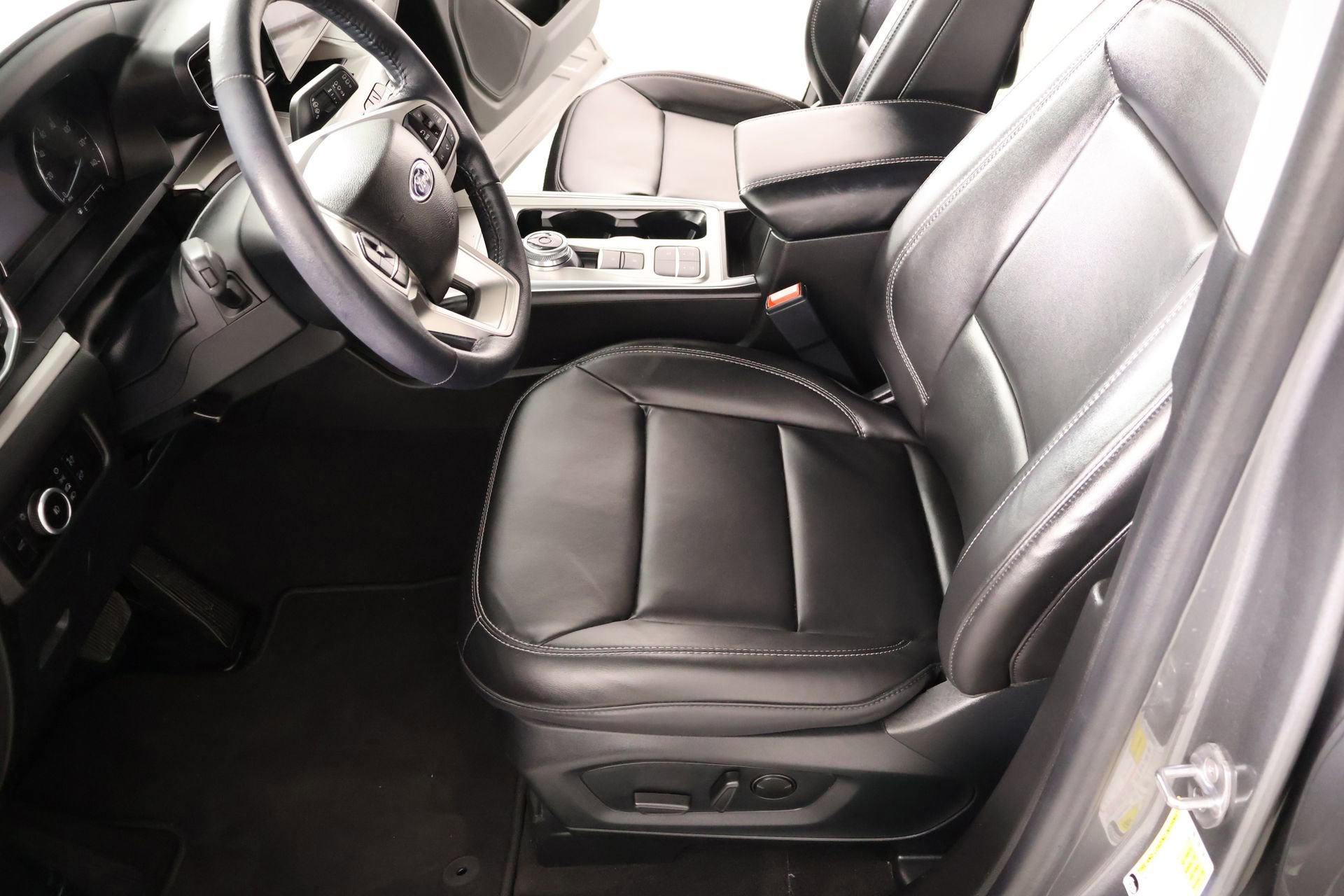 Used 2023 Ford Explorer XLT w/ Equipment Group 202A RWD image 12